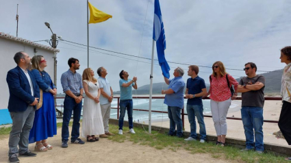 Foto de archivo del izado de una bandera azul en Ferrol