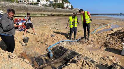 Trabajos de recuperación del barco en la playa de Ondarreta