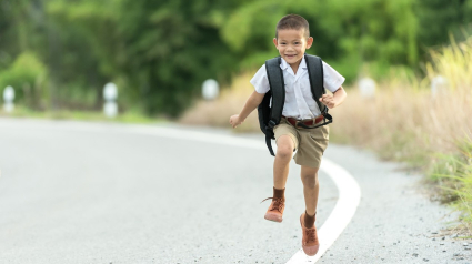 Un niño, camino del colegio