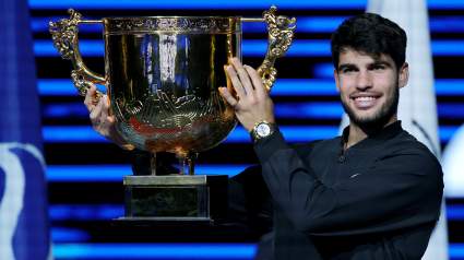 Carlos Alcaraz posa con el trofeo de ganador del China Open.