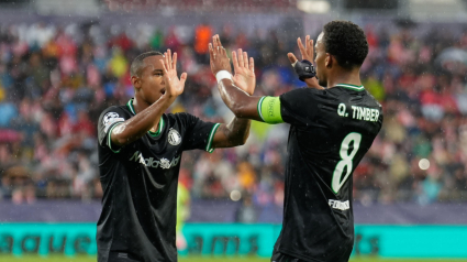 Igor Paixao y Quinten Timber celebran el empate contra el Girona.