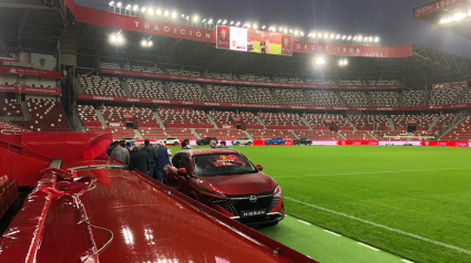 Coches oficiales en El Molinón.