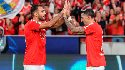 Di María y Pavlidis celebran el gol del futbolista argentino frente al Atlético de Madrid