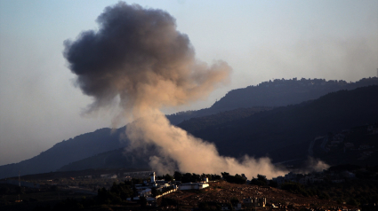 Se elevan densas columnas de humo tras un ataque aéreo israelí en una zona entre las aldeas libanesas fronterizas al sur de Kfarkela y Aadaysit Marjaayoun, mientras continúan los intensos combates entre las fuerzas israelíes y los militantes proiraníes de Hezbolá.