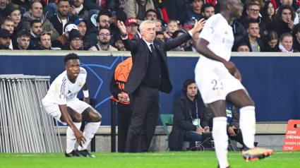 Carlo Ancelotti da instrucciones a sus jugadores en la derrota contra el Lille.