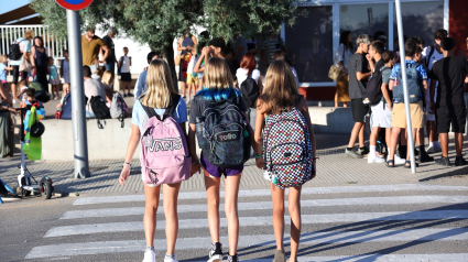 Varias niñas el primer día de inicio del curso escolar, en la Escuela Aula Balear