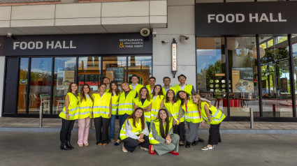 Jornada de bienvenida del nuevo grupo de Challenging U en el Food Hall de la Estación de Servicio Cepsa El Bercial, Madrid