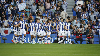 SAN SEBASTIÁN, 28/09/2024.- Los jugadores de la Real Sociedad celebran tras marcar ante el Valencia, durante el partido de LaLiga en Primera División que Real Sociedad y Valencia CF disputan este sábado en el Reale Arena, en San Sebastián. EFE/Javier Etxezarreta