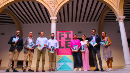 Presentación del FILE en el patio del palacio barroco de Guevara