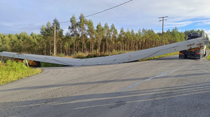 La viga quedó partida en el medio del vial en la tarde de este jueves