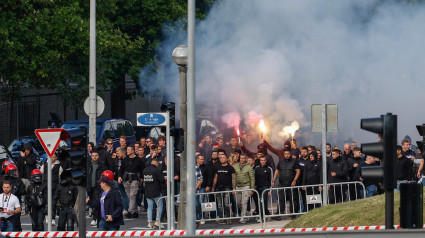 Aficionados del Anderlecht, a su llegada al estadio Reale Arena de San Sebastián