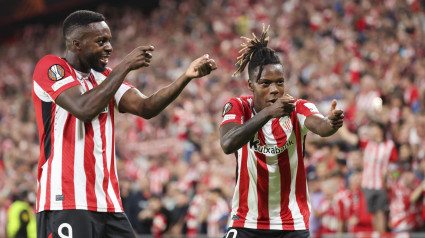 Iñaki y Nico Williams celebran el gol del Athletic al AZ (EFE)