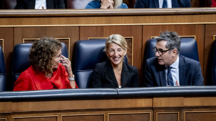 La vicepresidenta primera y ministra de Hacienda, María Jesús Montero; la vicepresidente segunda y ministra de Trabajo, Yolanda Díaz y el ministro de la Presidencia, Justicia y Relaciones con las Cortes, Félix Bolaños, durante una sesión plenaria en el Congreso de los Diputados