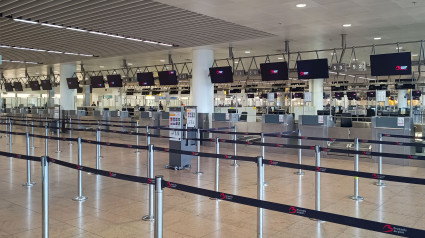 Vista de la terminal de salidas del Aeropuerto Internacional de Bruselas, casi vacía con motivo de la huelga de trabajadores del proveedor externo de servicios de seguridad