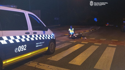 Un agente de Policía Municipal de Pamplona atiende a una mujer atropellada en la Calle San Cristóbal