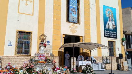 Imagen de la ofrenda floral a la Virgen del Rosario, patrona de Puerto Lumbreras