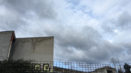 El edificio abandonado se encuentra al lado del área termal de Ourense