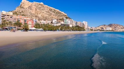 Imagen de archivo de la playa del Postiguet con tiempo estable y calor