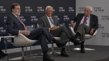 Los expresidentes Mariano Rajoy, Antonio Costa y Felipe González en el Foro La Toja