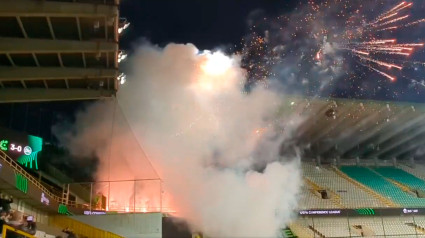 Los ultras del Saint Gallen lanzan fuegos artificiales en Brujas.