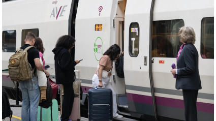 Viajeros en un AVE Sevilla-Madrid.

REMITIDA / HANDOUT por RENFE
Fotografía remitida a medios de comunicación exclusivamente para ilustrar la noticia a la que hace referencia la imagen, y citando la procedencia de la imagen en la firma
22/3/2024