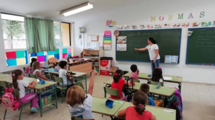 El Consell de Govern ha aprobado este viernes el proyecto de ley de medidas dirigidas a la conciliación de la vida personal, familiar y laboral que, entre otras medidas, contempla la apertura de los centros educativos fuera del horario lectivo, por las tardes, los sábados y en vacaciones.

Las medidas para hacerlo posible se determinarán en el desarrollo reglamentario que seguirá a la tramitación parlamentaria del proyecto de ley, ha explicado el conseller de Empresa, Empleo y Energía, Alejandro Sáenz de San Pedro, que ha adelantado en la rueda de prensa del Consell de Govern que será necesario que los centros cuenten "con personal específico".

Ha destacado que es una demanda histórica de las familias y que requerirá de "un refuerzo con personal específico en cada momento".

Además "se habilitarán instrumentos para que los centros educativos tengan la mayor facilidad posible para cumplir estos requisitos, con ayudas", que alcanzarán también a los ayuntamientos titulares de centros.

El proyecto aprobado establece que el Govern promoverá "de manera conjunta con los ayuntamientos la apertura de los centros escolares fuera del horario lectivo", con patios, pistas deportivas, salones de actos y el acceso a los baños, de manera que "durante el periodo escolar, de septiembre a junio, la apertura se puede llevar a cabo en horario de tarde y en sábado".

En el ámbito privado, el conseller ha destacado la implantación de la bolsa de horas en las empresas, en colaboración con agentes sociales, una medida que busca "la flexibilización laboral total para que los trabajadores puedan modular a lo largo de la semana, unos día más o menos horas, respetando el cómputo total del contrato, para adaptar su jornada a sus necesidades" para el cuidado de menores o personas a su cargo.