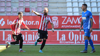 Pito Camacho celebra un tanto con el Zamora CF