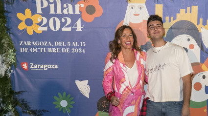 La alcaldesa de Zaragoza, Natalia Chueca, junto con el pregonero de las Fiestas, Juanjo Bona