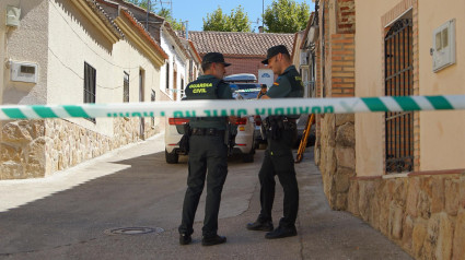 La Guardia Civil, frente a la casa donde se ha producido el homicidio