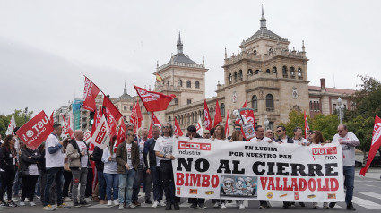 Cientos de personas participan en una manifestación en defensa de la actividad en la planta de Bimbo