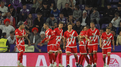 Los jugadores del Rayo celebran el gol de Jorge De Frutos