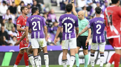 González Fuertes amonestando a un jugador del Valladolid-Rayo