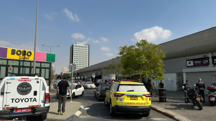 Una persona murió y ocho resultaron heridas este domingo tras producirse un tiroteo y apuñalamiento en la estación central de autobuses de Beer Sheva