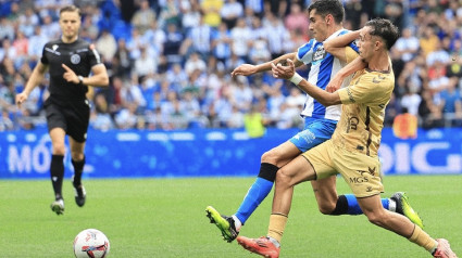 Larrubia, que volvió al once, en un lance del duelo en Riazor.