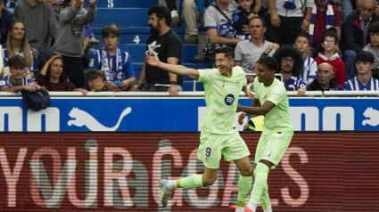 Robert Lewandowski celebra con Lamine Yamal  el gol marcado ante el Alavés