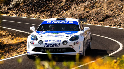 Jorge Cagiao y Javier Martínez con el Alpine A110 en Canarias