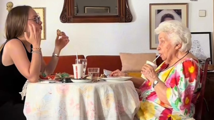 La joven con su abuela mientras comen