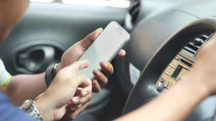 Una persona en un taxi hace una indicación al móvil