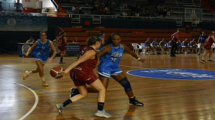 Lance de juego del partido entre el Instituto Español Ciudad de Huelva y el CB Ciudad de Dos Hermanas.