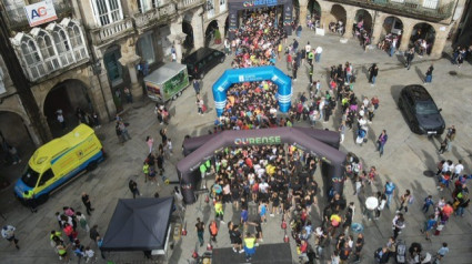 Los participantes en la carrera solidaria de la Guardia Civil en la Plaza Mayor de Ourense