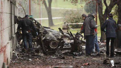 Estado en el que quedó el coche bomba que estalló en la Universidad de Navarra