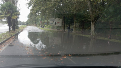 La balsa de agua impidió la circulación de vehículos