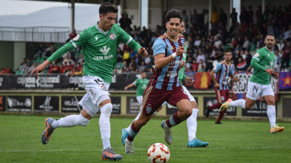 El jugador del Zamora CF Rufo avanza con el balón ante la Segoviana