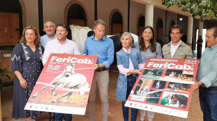 El alcalde, con camisa azul, sostiene el cartel de Fericab en la presentación de la feria