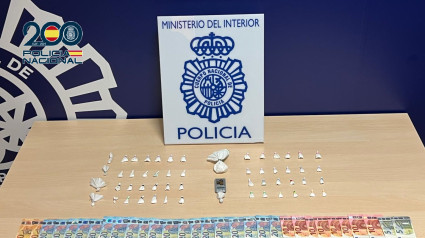 Material intervenido en la vivienda, en una fotografía de la Policía Nacional