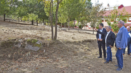 El alcalde de Pereiro de Aguiar, Luis Menor, con el conselleiro de Educación, Román Rodríguez, y el delegado de la Xunta en Ourense, Manuel Pardo