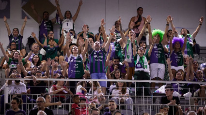 Los aficionados de Unicaja celebran la victoria en Granada.