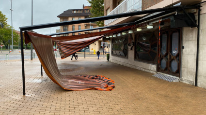 Un toldo en Zamora capital arrancado por el temporal