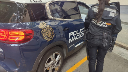 Una agente de la Policía Nacional junto a un coche patrulla.

REMITIDA / HANDOUT por POLICÍA NACIONAL
Fotografía remitida a medios de comunicación exclusivamente para ilustrar la noticia a la que hace referencia la imagen, y citando la procedencia de la imagen en la firma
02/10/2024