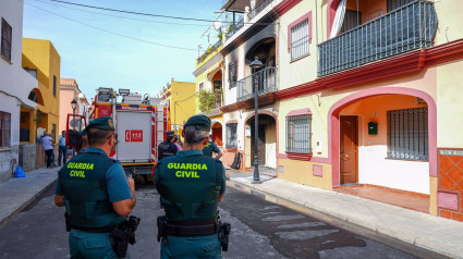 La Guardia Civil se ha hecho cargo de la investigación del terrible suceso que ha costado la vida a una familia de Guillena